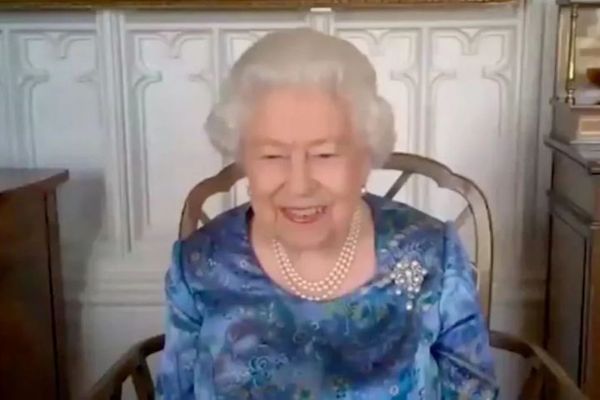 Em momento raro, rainha Elizabeth II cai na gargalhada em reunião online