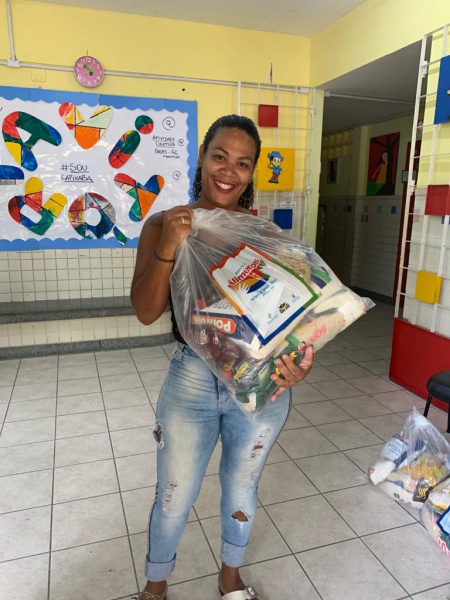 Famílias deverão retirar os kits de alimentação escolar nas unidades de ensino a partir do cronograma da Seme