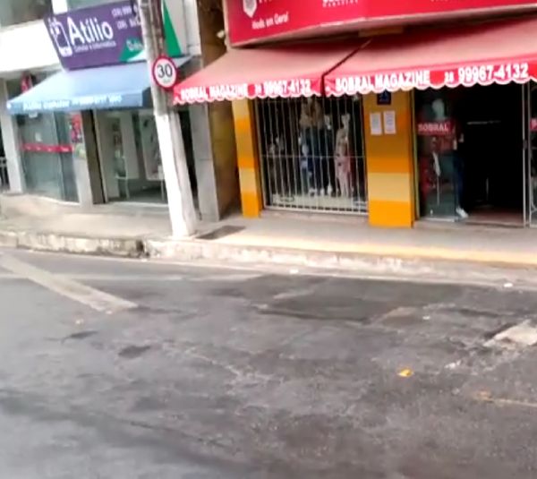Internauta flagra lojas abertas em Atílio Vivácqua na quarta (15)