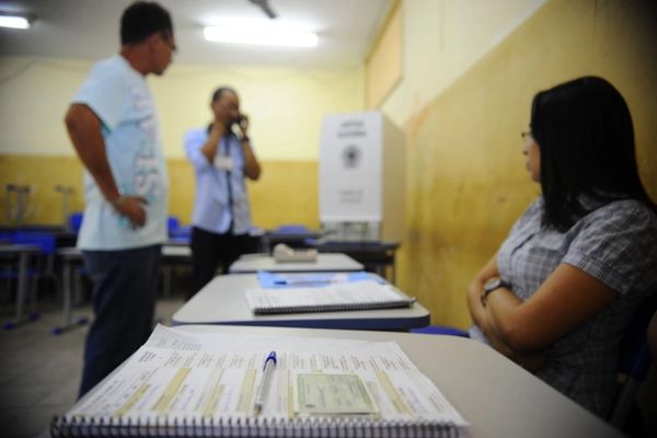 Mesários atuam auxiliando eleitores nas eleições
