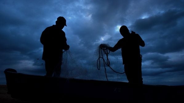 Seguro pago a pescadores artesanais pode ser cancelado caso beneficiário saque o valor da ajuda em local diferente de onde exerce a pesca