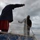 Faça chuva ou faça sol, eles estão prontos para enfrentar o mar em busca do sustento diário. Assim é a rotina dos pescadores da Colônia de Pesca de Itapoã, em Vila Velha, ES.