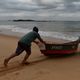 Faça chuva ou faça sol, eles estão prontos para enfrentar o mar em busca do sustento diário. Assim é a rotina dos pescadores da Colônia de Pesca de Itapoã, em Vila Velha, ES.