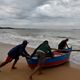 Faça chuva ou faça sol, eles estão prontos para enfrentar o mar em busca do sustento diário. Assim é a rotina dos pescadores da Colônia de Pesca de Itapoã, em Vila Velha, ES.