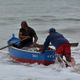 Faça chuva ou faça sol, eles estão prontos para enfrentar o mar em busca do sustento diário. Assim é a rotina dos pescadores da Colônia de Pesca de Itapoã, em Vila Velha, ES.