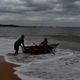 Faça chuva ou faça sol, eles estão prontos para enfrentar o mar em busca do sustento diário. Assim é a rotina dos pescadores da Colônia de Pesca de Itapoã, em Vila Velha, ES.
