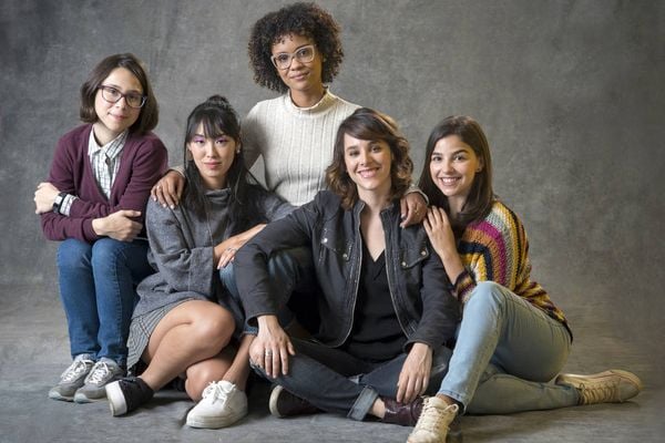 As Five: Benê ( Daphne Bozaski ), Tina (Ana Hikari), Ellen ( Heslaine Vieira ), Lica ( Manoela Aliperti ) e Keyla ( Gabriela Medvedoviski)
