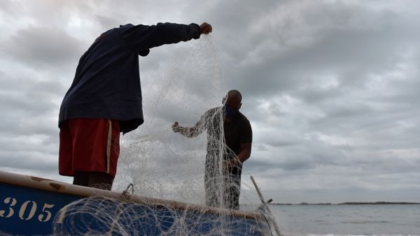 Faça chuva ou faça sol, eles estão prontos para enfrentar o mar em busca do sustento diário. Assim é a rotina dos pescadores da Colônia de Pesca de Itapoã, em Vila Velha, ES. por Fernando Madeira