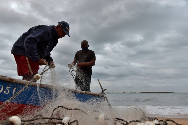 Faça chuva ou faça sol, eles estão prontos para enfrentar o mar em busca do sustento diário. Assim é a rotina dos pescadores da Colônia de Pesca de Itapoã, em Vila Velha, ES. por Fernando Madeira