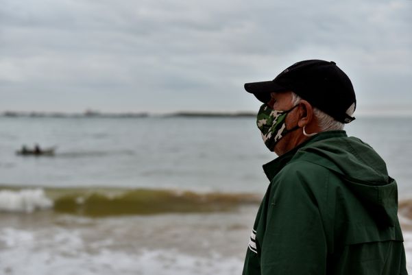 Faça chuva ou faça sol, eles estão prontos para enfrentar o mar em busca do sustento diário. Assim é a rotina dos pescadores da Colônia de Pesca de Itapoã, em Vila Velha, ES. por Fernando Madeira