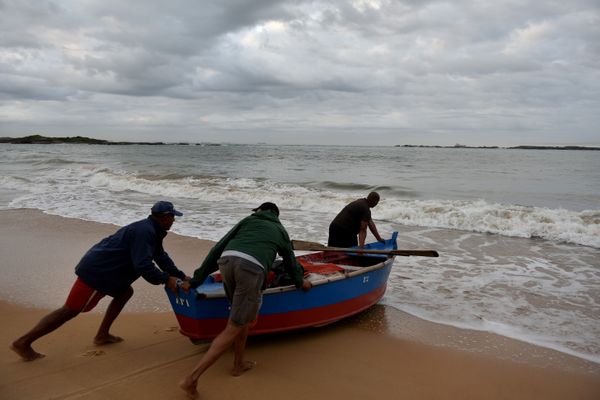Faça chuva ou faça sol, eles estão prontos para enfrentar o mar em busca do sustento diário. Assim é a rotina dos pescadores da Colônia de Pesca de Itapoã, em Vila Velha, ES. por Fernando Madeira