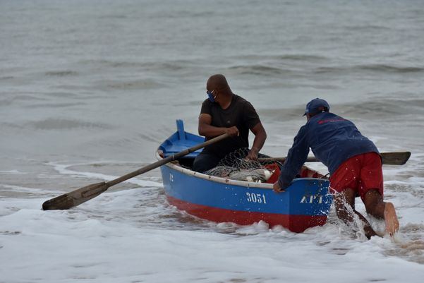 Faça chuva ou faça sol, eles estão prontos para enfrentar o mar em busca do sustento diário. Assim é a rotina dos pescadores da Colônia de Pesca de Itapoã, em Vila Velha, ES. por Fernando Madeira