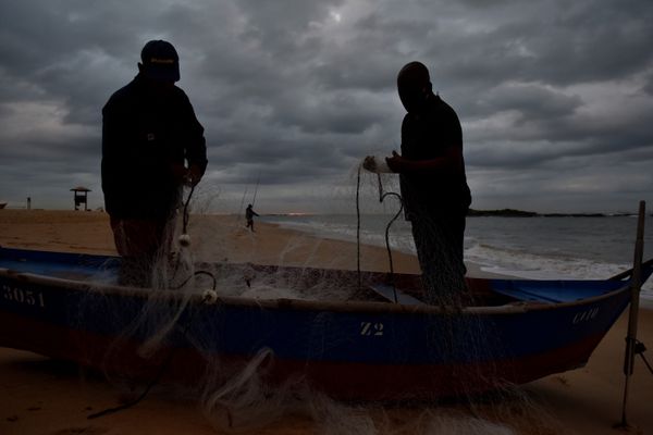 Faça chuva ou faça sol, eles estão prontos para enfrentar o mar em busca do sustento diário. Assim é a rotina dos pescadores da Colônia de Pesca de Itapoã, em Vila Velha, ES. por Fernando Madeira