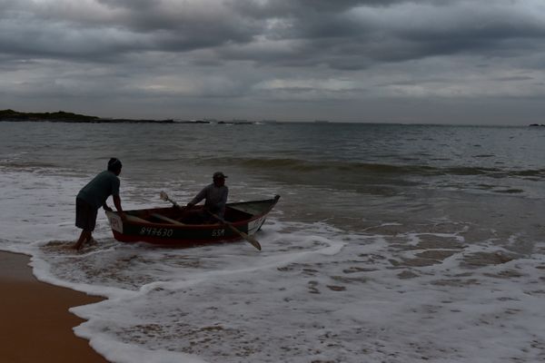 Faça chuva ou faça sol, eles estão prontos para enfrentar o mar em busca do sustento diário. Assim é a rotina dos pescadores da Colônia de Pesca de Itapoã, em Vila Velha, ES. por Fernando Madeira