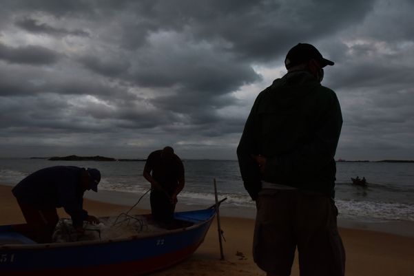 Faça chuva ou faça sol, eles estão prontos para enfrentar o mar em busca do sustento diário. Assim é a rotina dos pescadores da Colônia de Pesca de Itapoã, em Vila Velha, ES. por Fernando Madeira