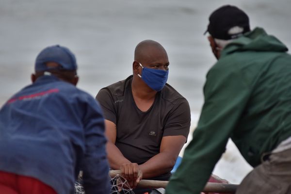 Faça chuva ou faça sol, eles estão prontos para enfrentar o mar em busca do sustento diário. Assim é a rotina dos pescadores da Colônia de Pesca de Itapoã, em Vila Velha, ES. por Fernando Madeira