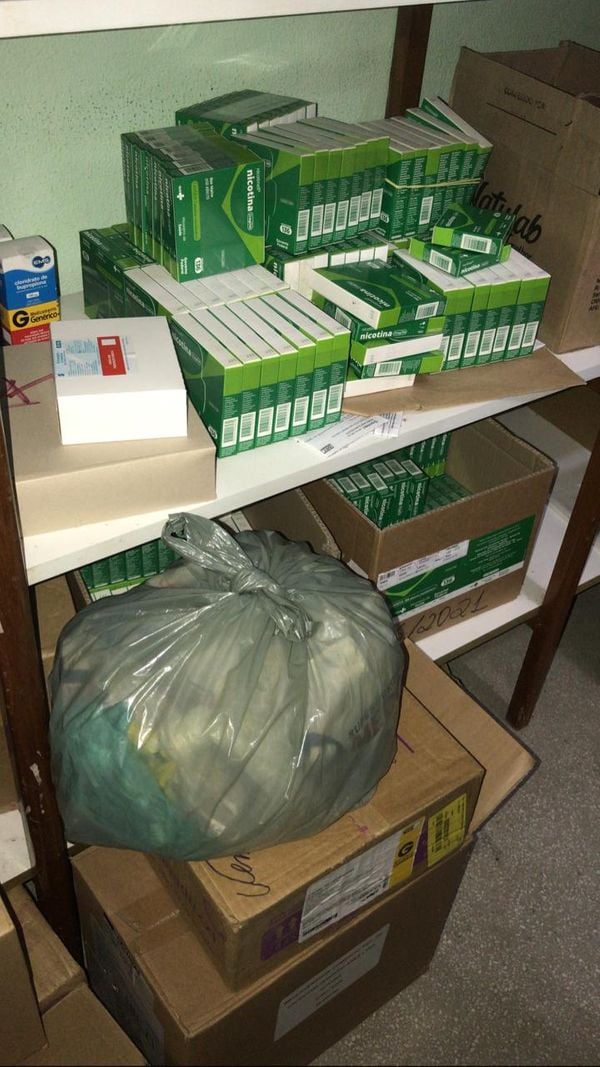 Medicamentos vencidos foram encontrados  em uma sala 