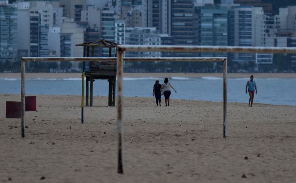 Pessoas praticam atividades físicas na Praia da Costa durante a pandemia do novo coronavírus