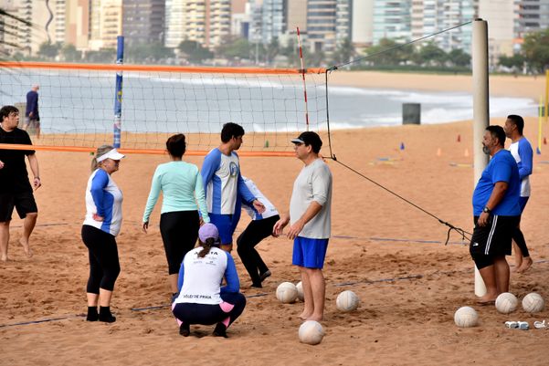Pessoas praticam atividades físicas na Praia da Costa durante a pandemia do novo coronavírus