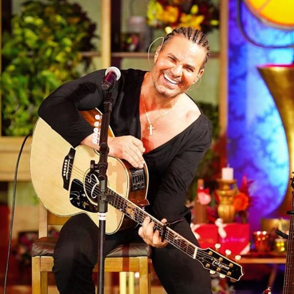 O cantor Eduardo Costa
