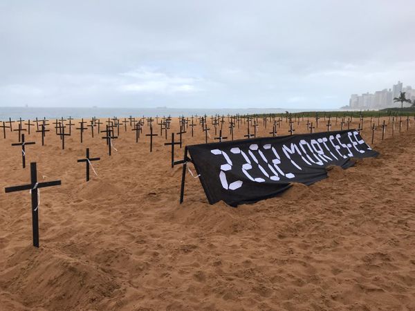 Homenagem às vítimas da Covid-19 no ES realizada na Praia da Costa, em Vila Velha