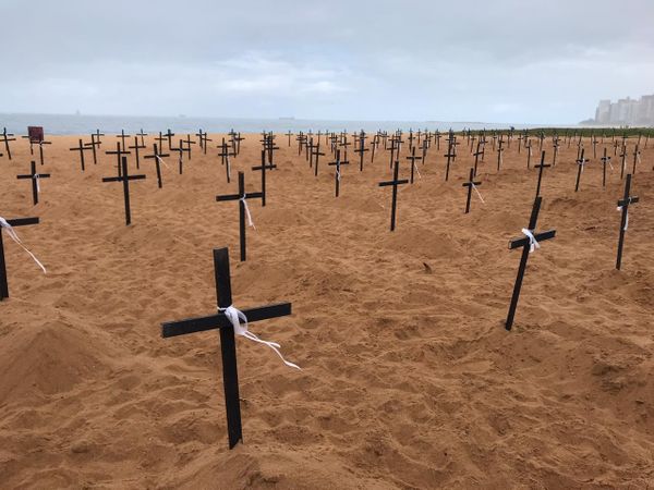 Homenagem às vítimas da Covid-19 no ES realizada na Praia da Costa, em Vila Velha