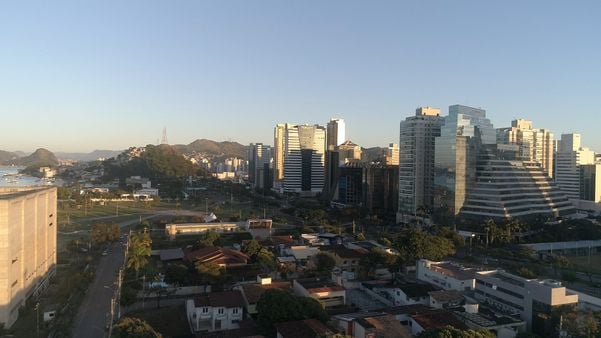 Imagens de drone da Praça do Papa na Enseada do Suá 