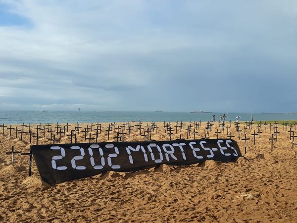 Manifesto na Praia da Costa, em Vila Velha, pelas vítimas da Covid-19 por Felipe Firmino