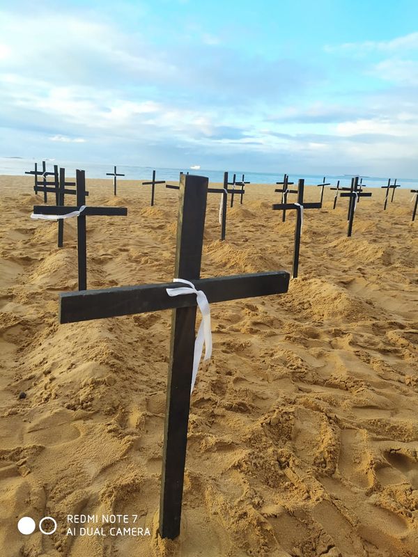 Manifesto na Praia da Costa, em Vila Velha, pelas vítimas da Covid-19 por Felipe Firmino