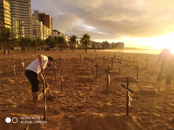 Manifesto na Praia da Costa, em Vila Velha, pelas vítimas da Covid-19 por Júnia Mattos