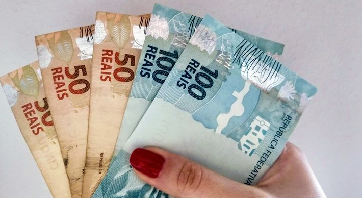 São 1,9 milhão de beneficiários do Bolsa Família que recebem a 7a parcela e 4 milhões de nascidos em outubro que já tiveram crédito na poupança digital e agora poderão sacar dinheiro