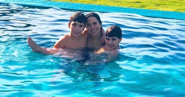 A cantora Wanessa Camargo e os filhos, José Marcus e João Francisco, em dia de piscina em mansão da Serra (ES)