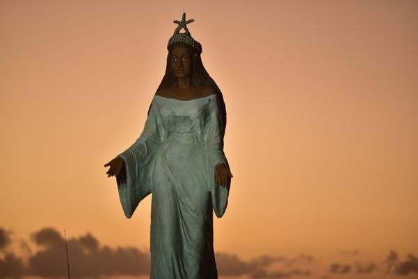 2020 - Amanhecer na Praia de Camburi. Estátua de Iemanjá por Ricardo Medeiros