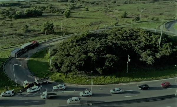 Carreta tombou no trevo da Rodovia do Sol que dá acesso a Rodovia Darly Santos