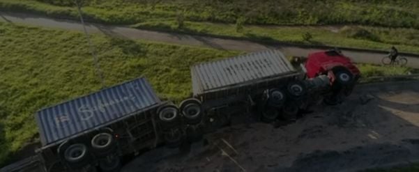 Carreta tombou no trevo da Rodovia do Sol que dá acesso a Rodovia Darly Santos