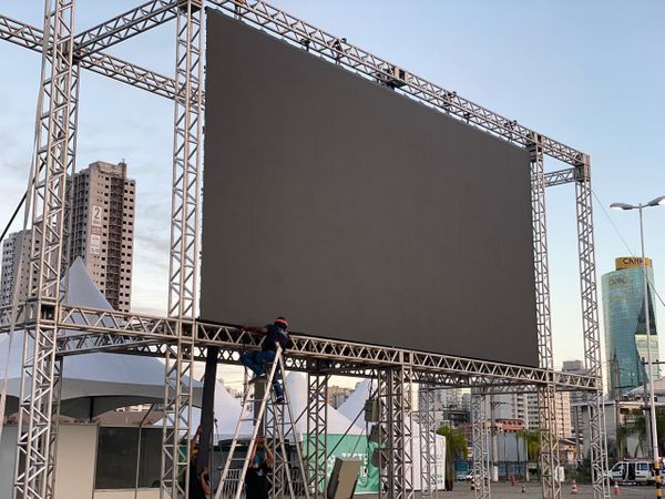 Cinema Drive-in de Vila Velha, localizado no Shopping Vila Velha, sendo montado