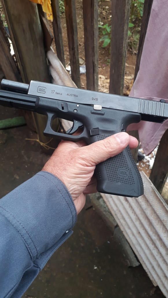 Com o suspeito, a PM apreendeu uma pistola calibre .9 mm, munição, celular e dinheiro por Divulgação | Polícia Militar