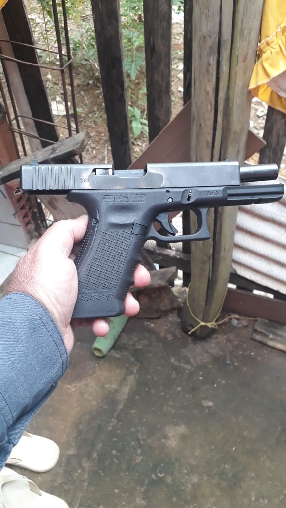 Com o suspeito, a PM apreendeu uma pistola calibre .9 mm, munição, celular e dinheiro por Divulgação | Polícia Militar