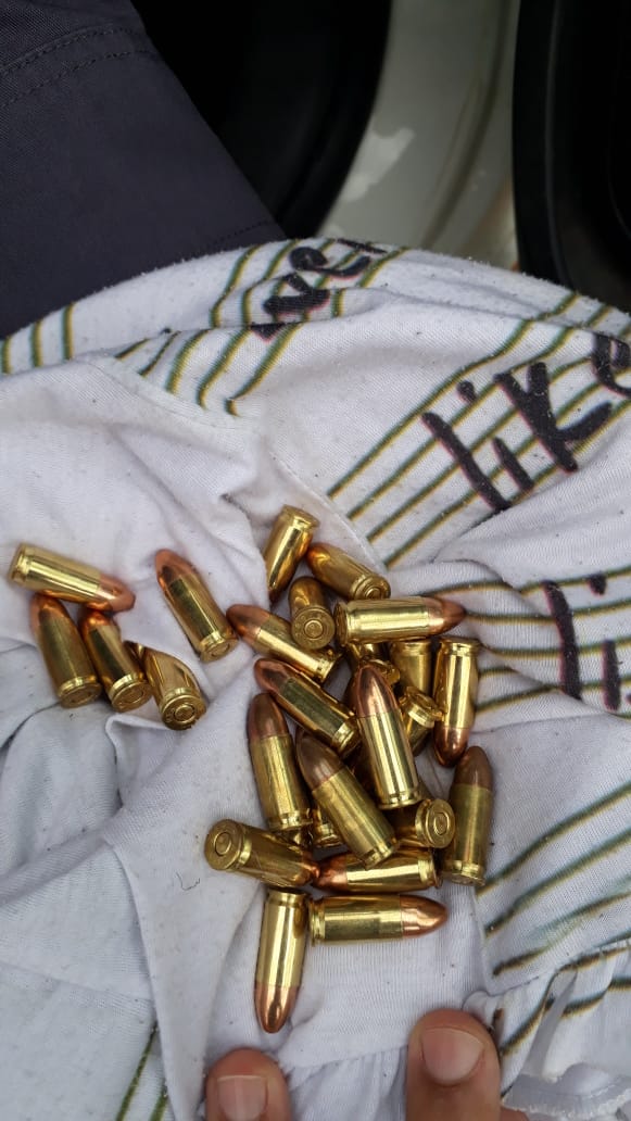 Com o suspeito, a PM apreendeu uma pistola calibre .9 mm, munição, celular e dinheiro por Divulgação | Polícia Militar