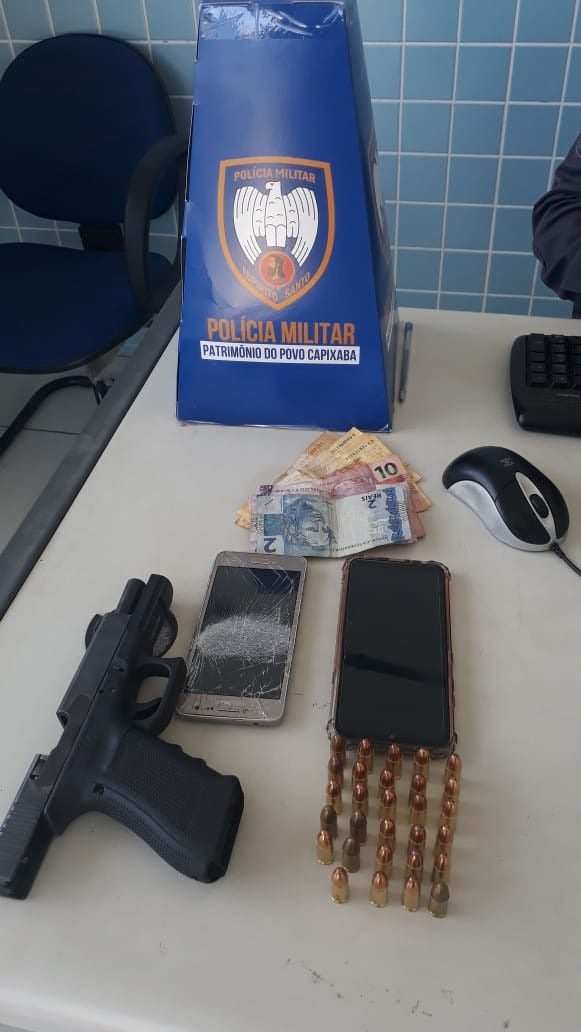 Com o suspeito, a PM apreendeu uma pistola calibre .9 mm, munição, celular e dinheiro por Divulgação | Polícia Militar