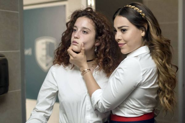Danna Paola e María Pedraza em cena de 
