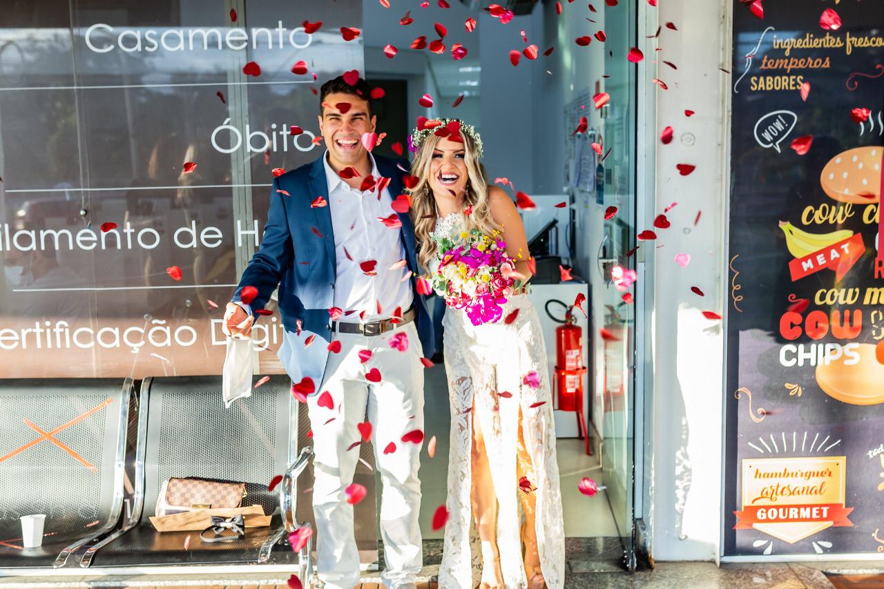 Leonardo Gama e Thays do Espírito Santo: chuva de pétalas de rosas na saída do casamento civil