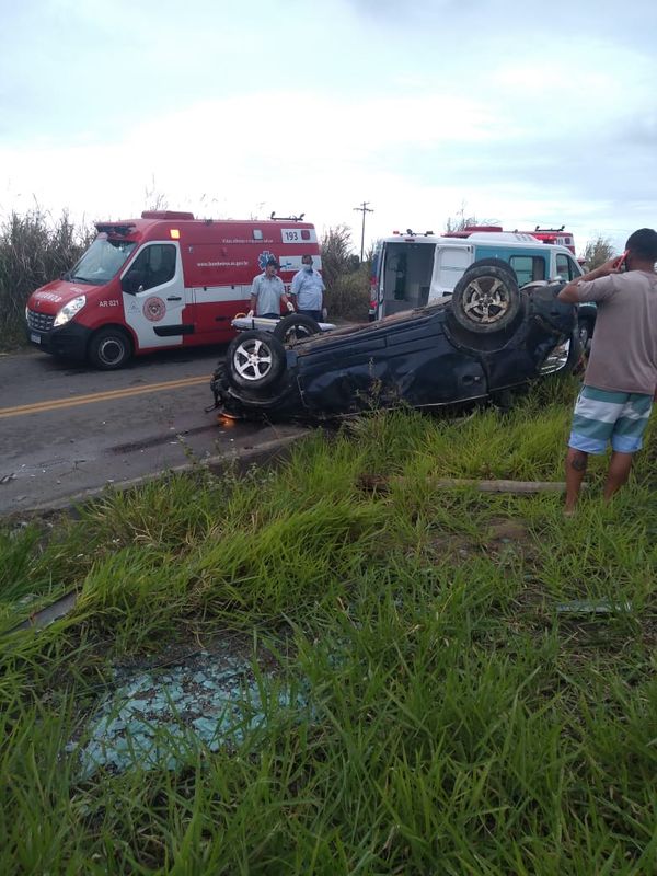 Motorista morre e quatro pessoas ficam feridas após capotamento em Linhares