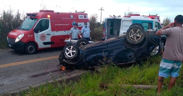 Motorista morre e quatro pessoas ficam feridas em capotamento em Linhares