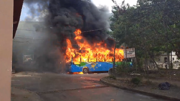 Ônibus foi incendiado em Viana