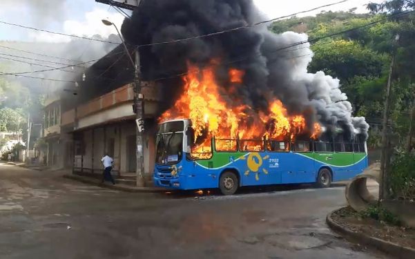 Ônibus incendiado em Viana