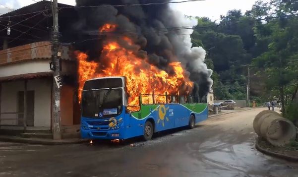 Ônibus incendiado em Viana