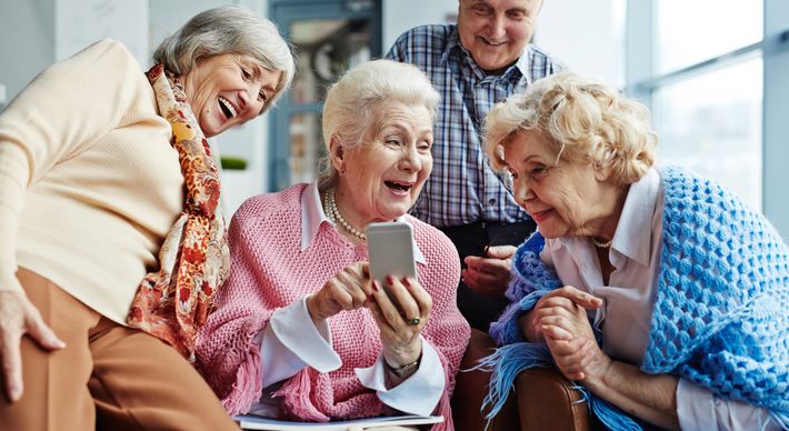 Ter intimidade com a tecnologia vem se tornando cada vez mais essencial, mas essa não é a realidade da maioria dos brasileiros 60+. A boa notícia é que o interesse por parte deles está aumentando e ferramentas facilitadoras estão surgindo para auxiliar esse público