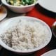 Um prato de arroz serve como base ou acompanhamento para diversas receitas