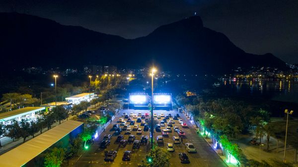 Foto aérea do cinema drive-in instalado na Lagoa Rodrigo de Freitas durante a sessão de estreia, com o filme 'Cinema Paradiso' 